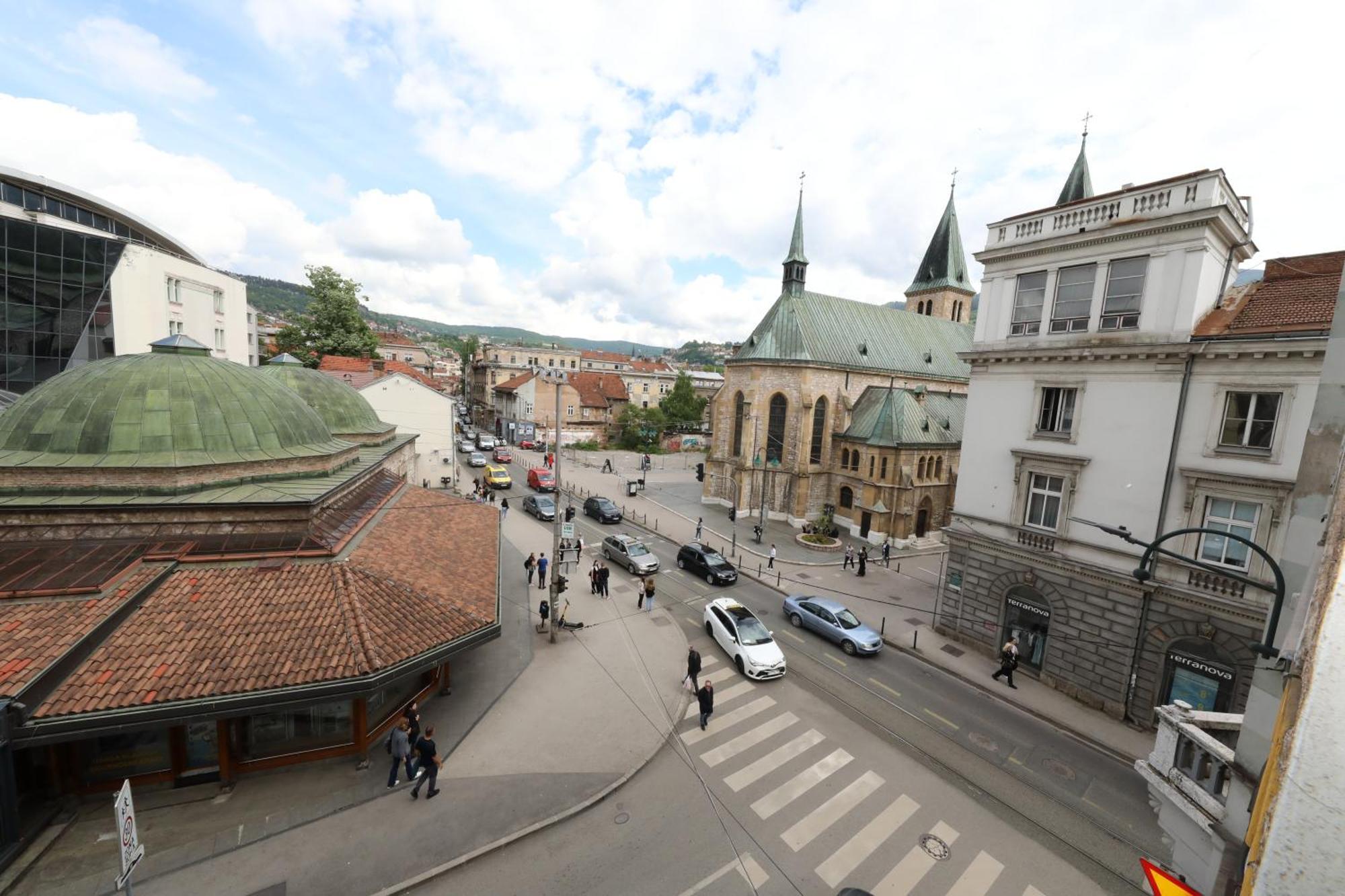 Historijski Luksuz U Starom Gradu, Garage Parking Sarajevo Luaran gambar